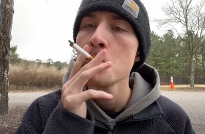 Лечение зависимости от табакокурения в Грязовце Мужчина с сигаретой делает затяжку