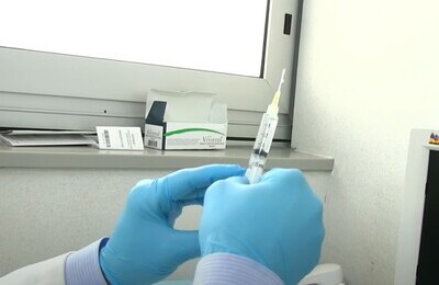 Проведение кодирования Вивитролом в Грязовце Шприц с Вивитролом в руках у врача